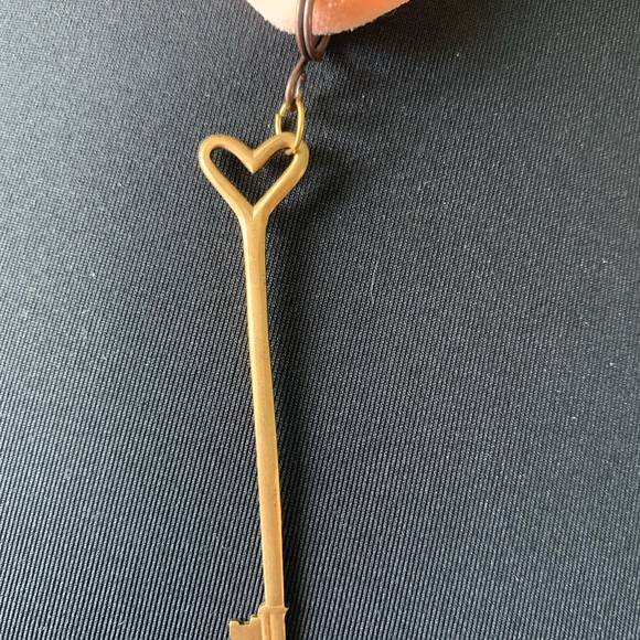 Necklace skeleton key peach velvet choker - Picture 3 of 6